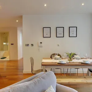 City Heart Apartments: Spacious 2-bed With Views & Netflix Sheffield